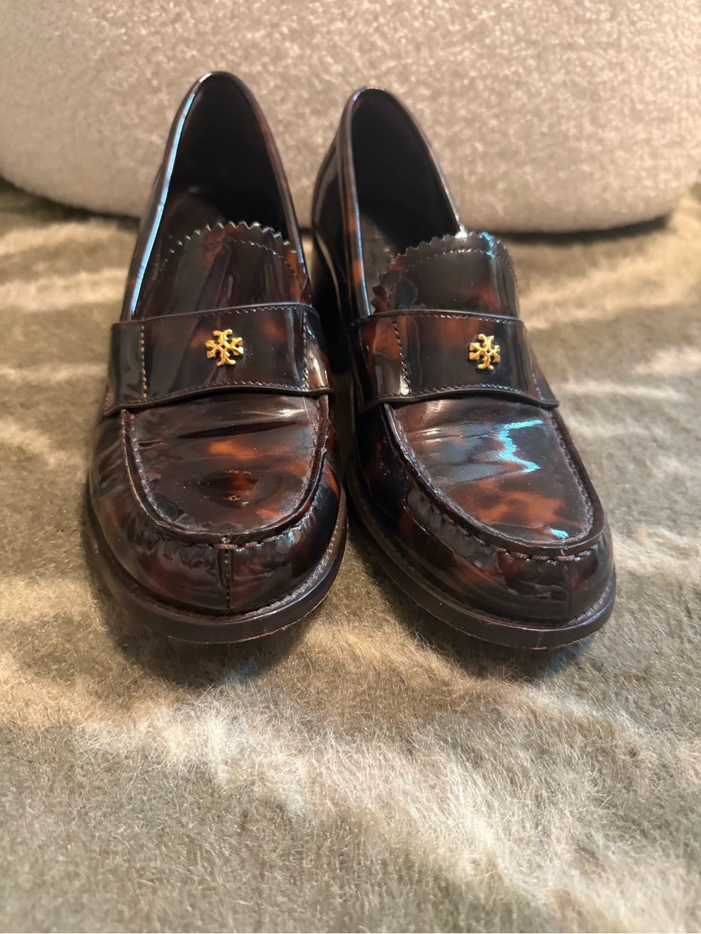 Tory Burch Classic Heeled Loafers in Tortoise Patent - Picture 6 of 9